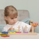 Drewniane klocki Viga Toys z sorterem kształtów Montessori